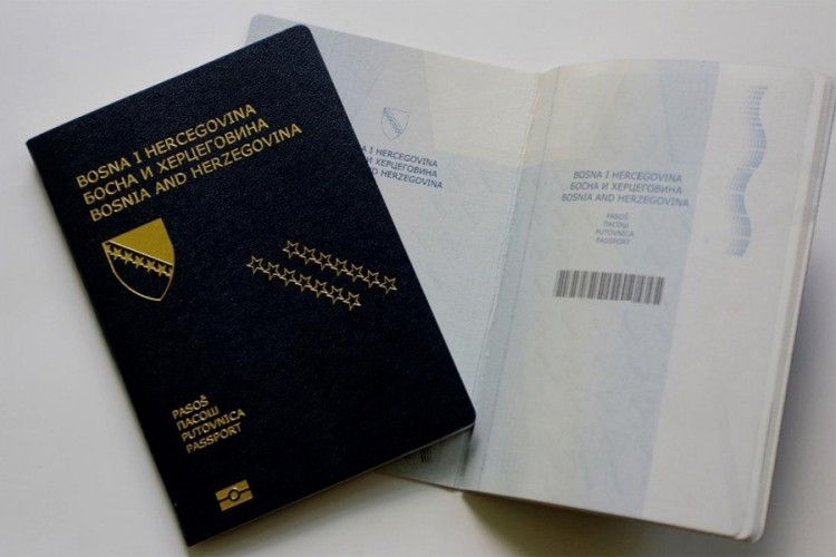 Zašto se na fotografiji za pasoš ne smijete smijati?
