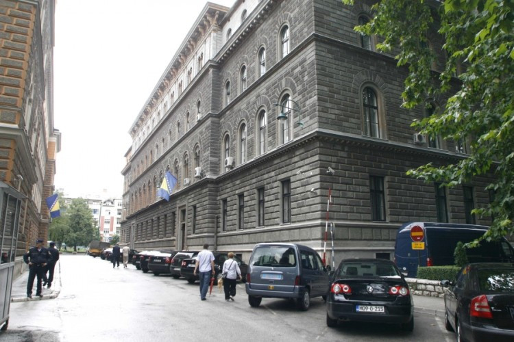 Službena vozila voze i privatno