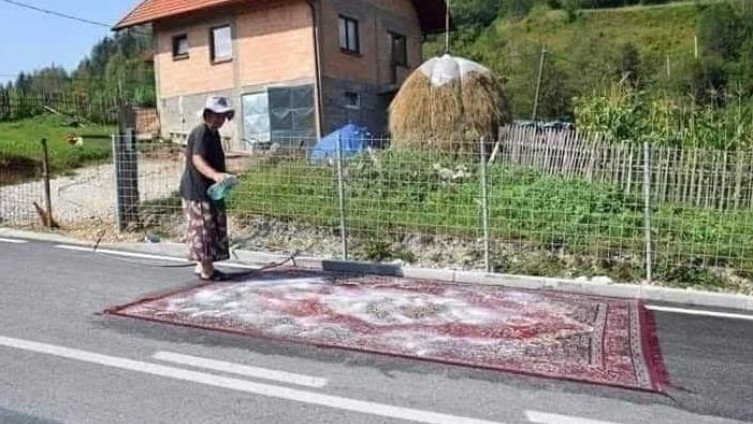 Samo u BiH: Žena nasred puta pere tepih