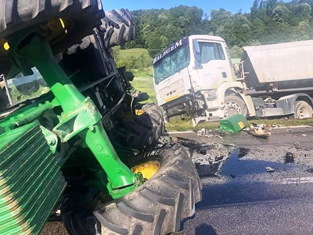 Tri osobe povrijeđene u sudaru traktora i kamiona /FOTO/