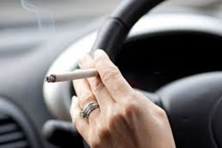 Za pušenje u autu kroz Grčku kazna do 1.500 evra i oduzimanje vozačke dozvole