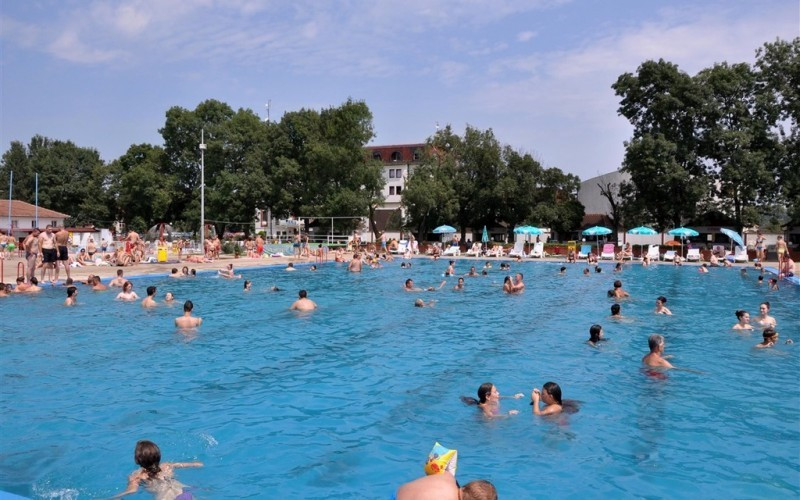 Preživljavanje na 40 stepeni: Spas od vrućina građani nalaze na bazenima