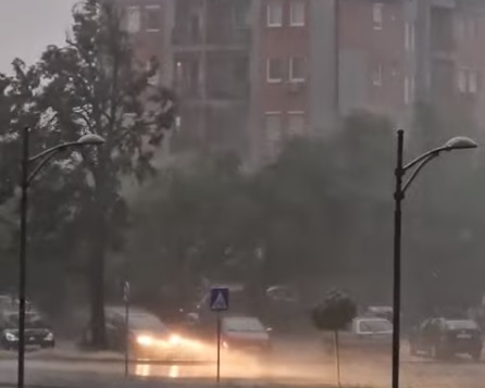 Nevrijeme proturnjalo kroz Bijeljinu, vjetar rušio stabla (VIDEO)
