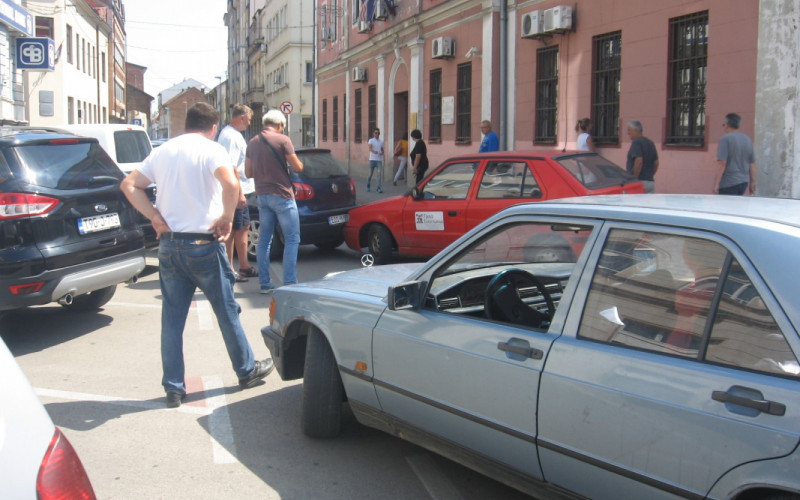 Nezgoda u centru Bijeljine, učestvovalo i vozilo gradske uprave