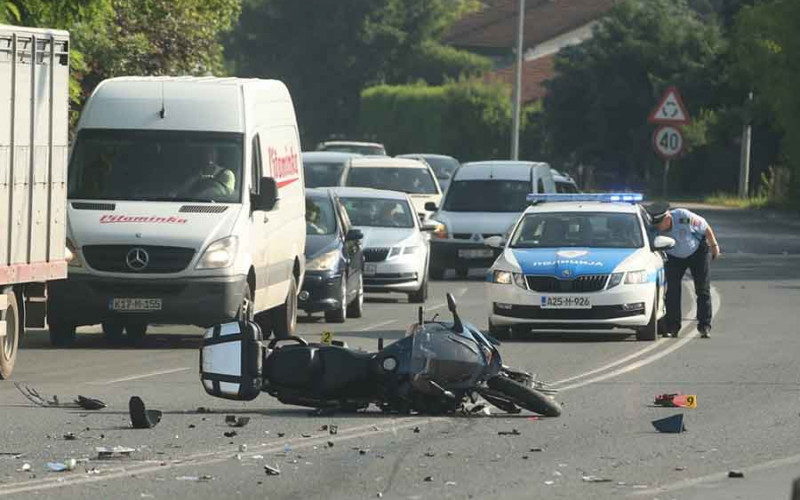 Vozač motora teško povrijeđen, udario u “pasata”