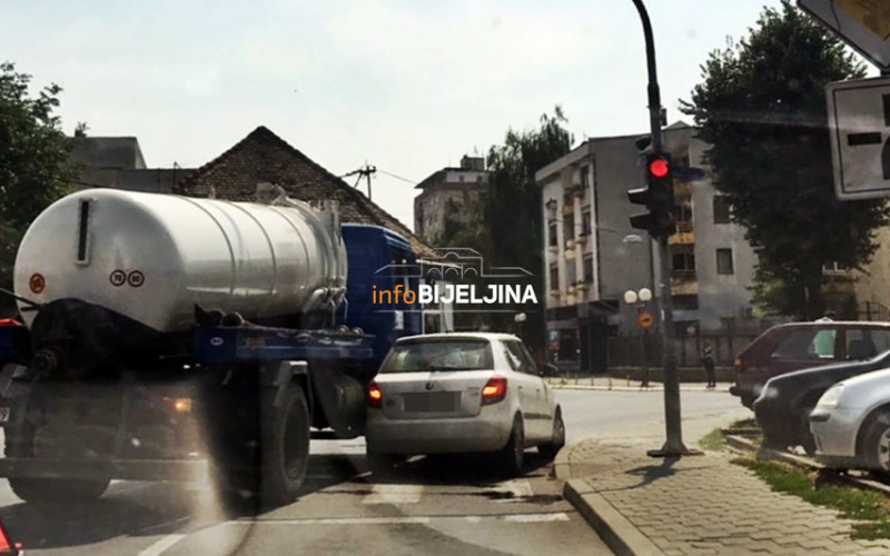 Sudar kamiona i škode u centru Bijeljine