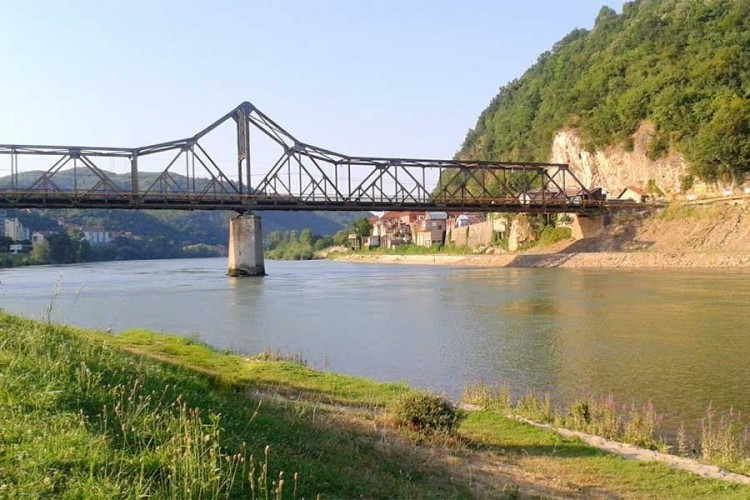Zatvoren most preko Drine koji povezuje BiH i Srbiju