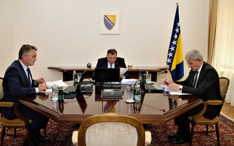 Dodik povukao zahtjev, sjednica Predsjedništva otkazana