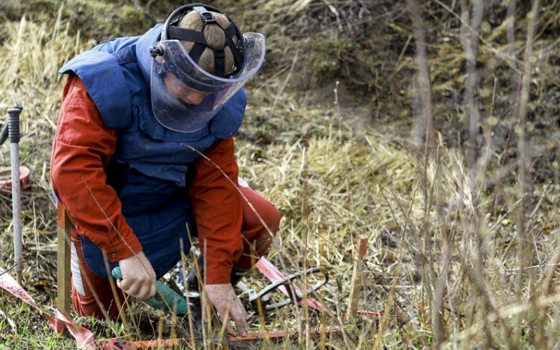 Dok mine ubijaju, novac za deminiranje na čekanju