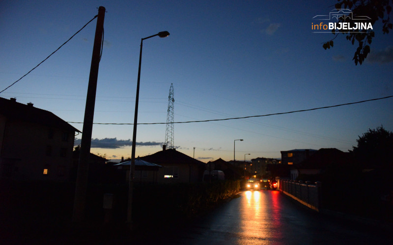 Stanovnici Ulice Ive Andrića: Na rasvjetu potrošeno 10.000 KM, zašto smo u mraku? /FOTO/