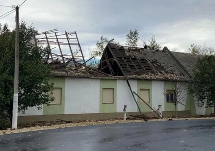 Stradalo cijelo selo u nevremenu: Olujni vjetar u par sekundi odnio krov (FOTO)