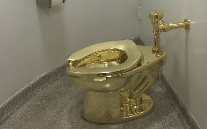 Lopovi ukrali zlatnu WC šolju vrijednu 5 miliona dolara