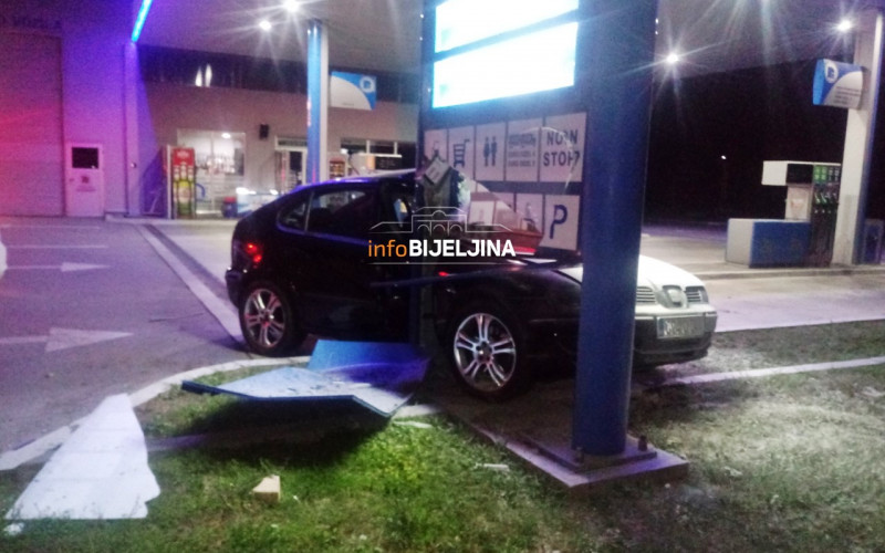 Bijeljina: Autom se zakucao u benzinsku pumpu /FOTO/