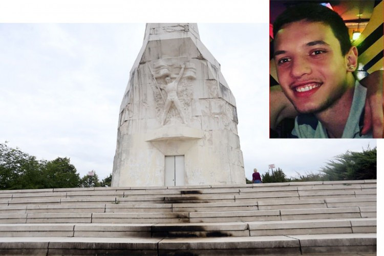 Banjalučanin zapalio vatru na spomeniku da bi snimio što bolji spot