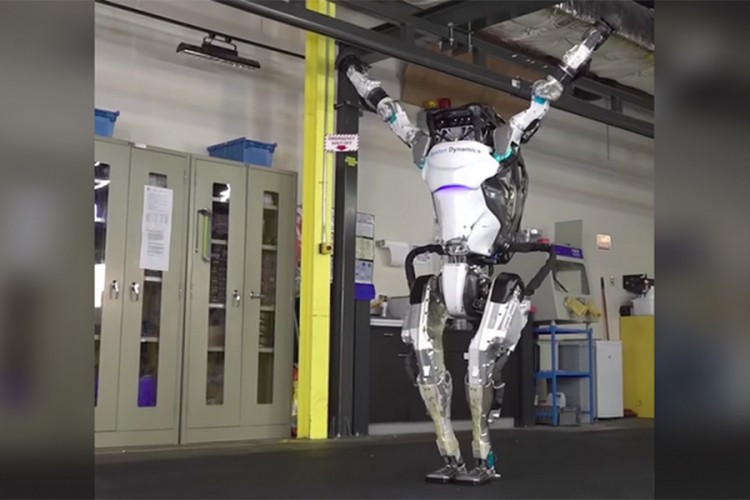 Robot gimnastičar koji se okreće za 360 stepeni