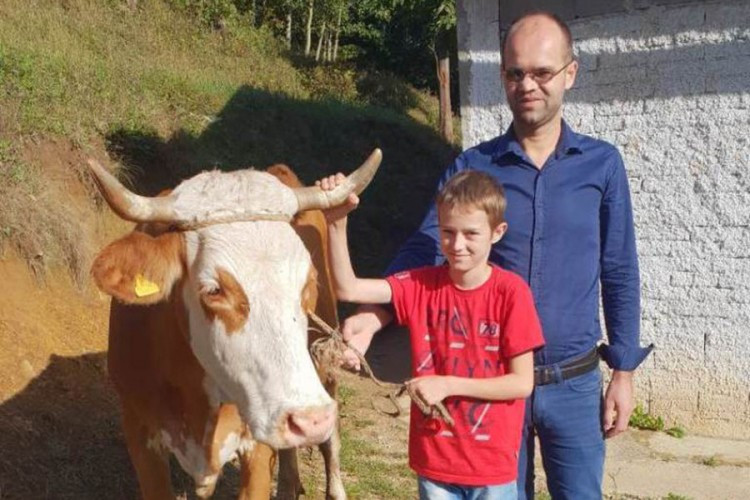 Oboljelom dječaku ispunjena najveća želja: Na poklon dobio kravu