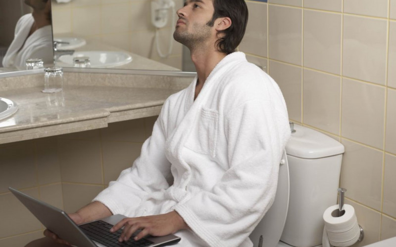 Muškarci godišnje provedu sedam sati u toaletu skrivajući se od porodice i obaveza