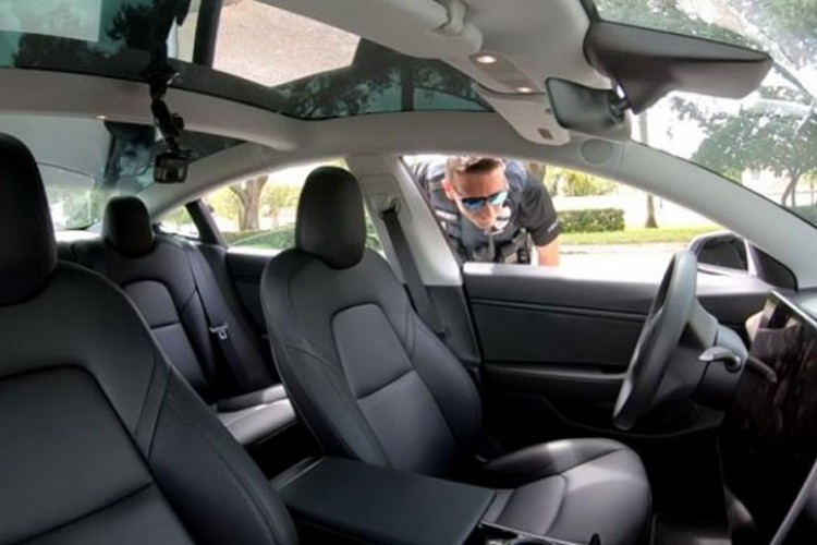 Kome ide kazna kad policija zaustavi Tesla automobil bez vozača?