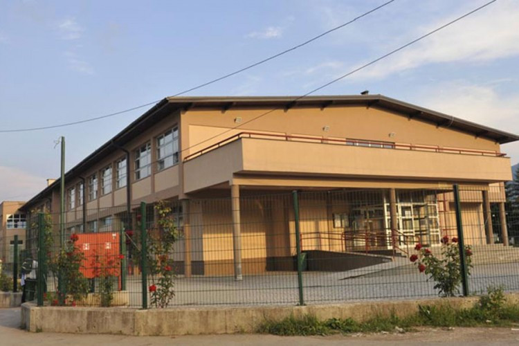 Osnovci se staklom režu po rukama i slike postavljaju na Instagram