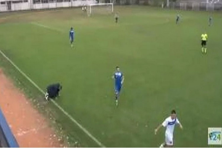 Trenera Sutjeske u 89. minuti pogodila lopta, on ušao u teren i tražio pomoć /VIDEO/