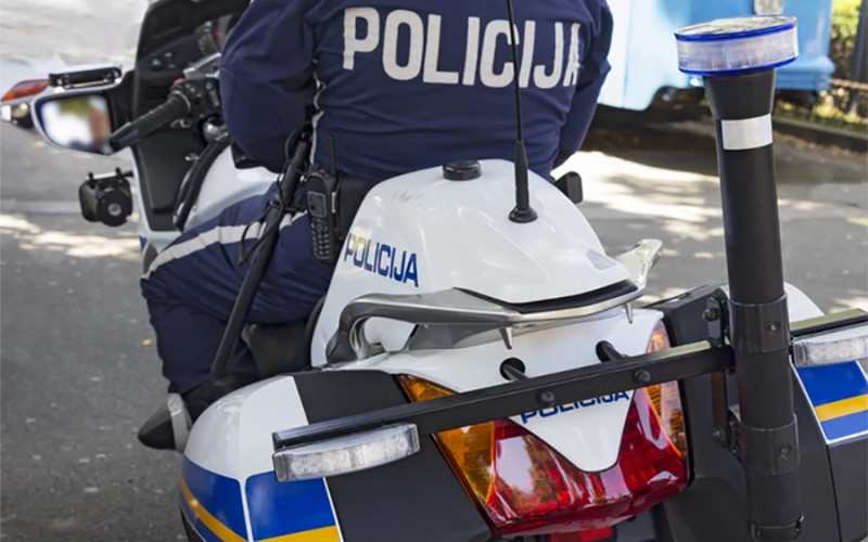 Državljanin BiH ukradenim automobilom bježao policiji, pa izazvao sudar