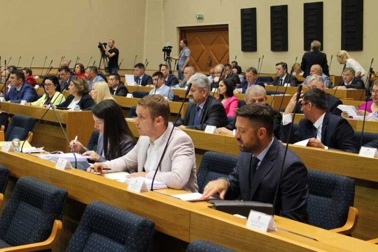 Poslanici angažovali i advokate, na pomolu nove tužbe