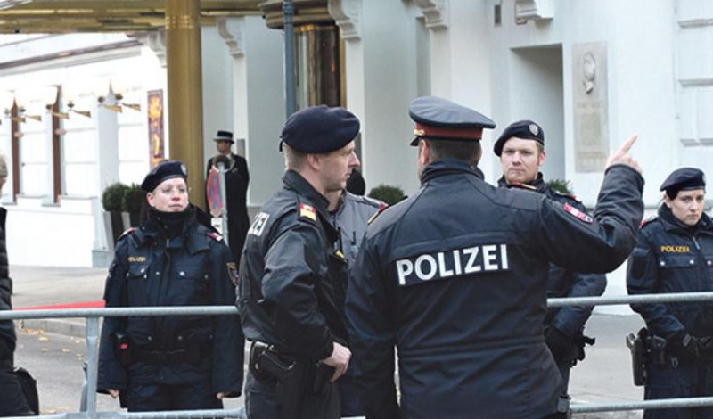 Srbin nakon svađe sjekirom napao vozača i policajce u Beču