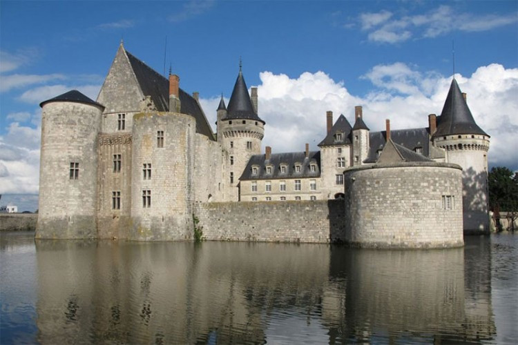 Francuzi prodaju 1.500 dvoraca