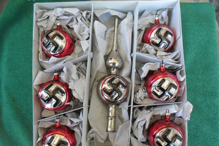 Čeh prodavao ukrase za jelku s likom Hitlera, amblemima SS i kukastim krstovima