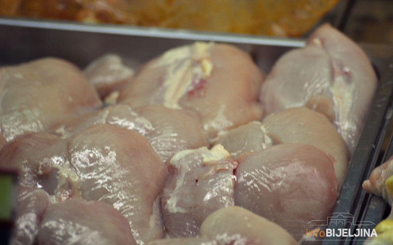 Zašto ne trebate odmrzavati piletinu na sobnoj temperaturi?