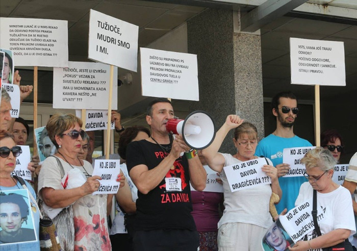 Kazna za građane koji su ispred suda u Banjaluci nosili sliku Davida Dragičevića
