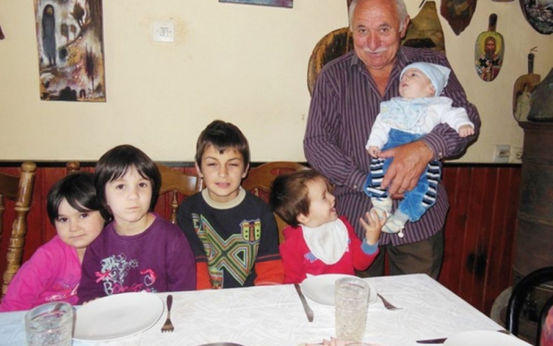 Radovan u 61. godini dobio prvo dijete, a sad mu kuću krasi pet dječijih osmijeha