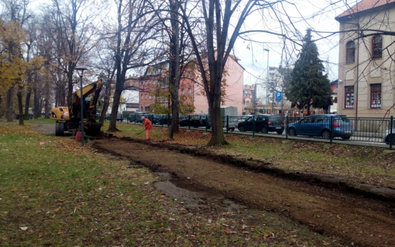 Počelo asfaltiranje pješačke staze u Gradskom parku