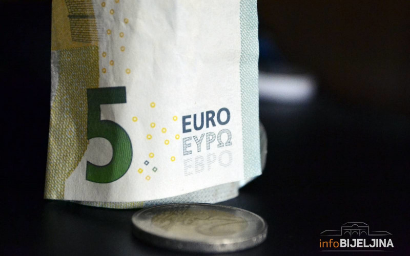 Evro stiže u komšiluk: Godinu dana koristiće dvije valute