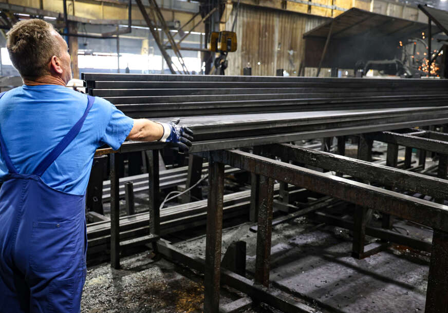 Mladić počeo da radi u fabrici, pa PRVI DAN DOBIO OTKAZ, sačekala ga neobična poruka