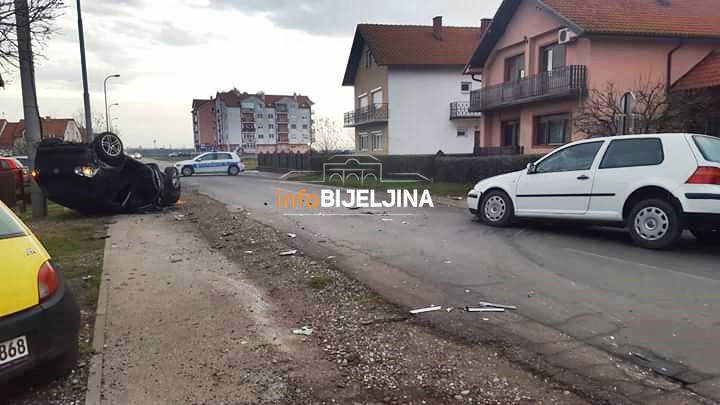 Bijeljina: Nakon sudara automobil završio na krovu /FOTO/