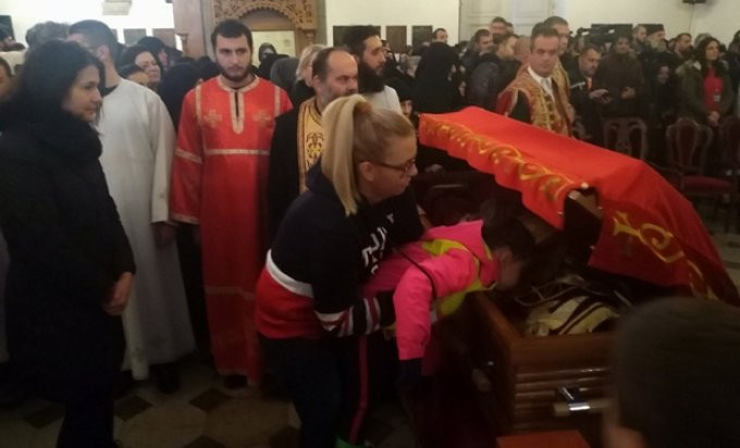 Hiljade vjernika u molitvenoj koloni pristupaju moštima Svetog Vasilija Ostroškog