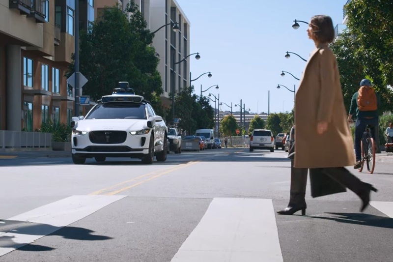 Policija zaustavila robotaksi zbog prekršaja – koga kazniti? (VIDEO)