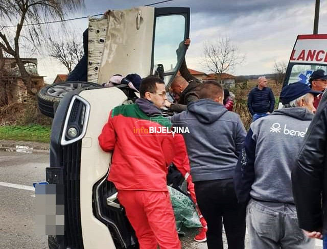 Janja: Jedno lice povrijeđeno u prevrtanju auta /FOTO/