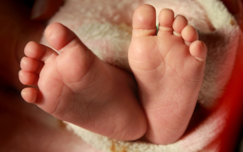 Beba preminula od alkohola: Unuku od jednog mjeseca sipao cašicu tokom zdravice