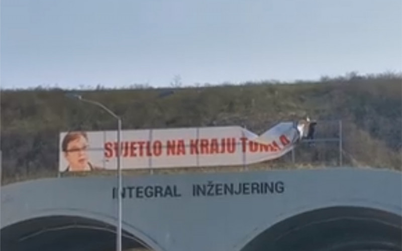 Član PDP pozvan u policiju jer je skidao transparent sa Dodikom i Vučićem