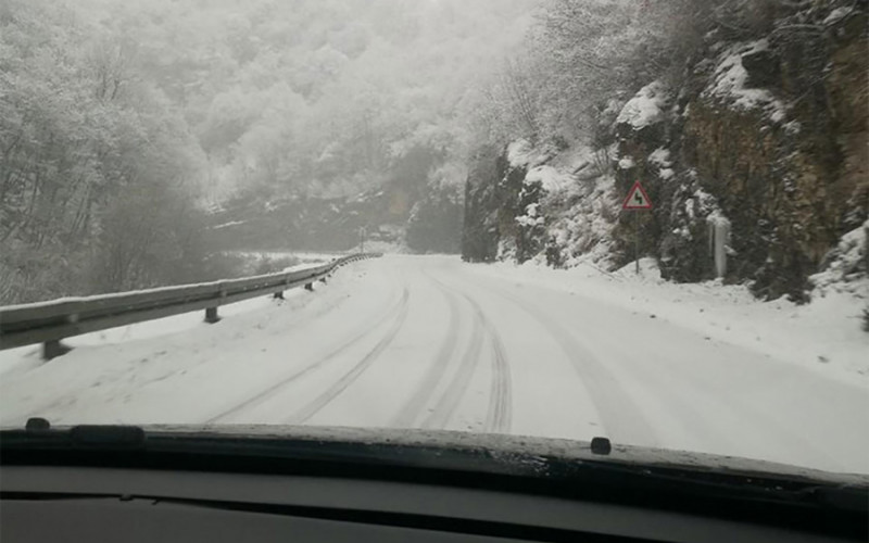 Vozači, oprez! Jak vjetar u zapadnim krajevima formira snježne nanose