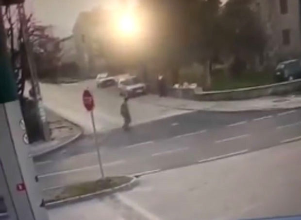 Nevjerovatan snimak iz Bileće: Pješak prelazio ulicu, sagnuo se, a onda ga pokupio 
