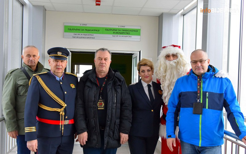 OBRADOVALI MALIŠANE U BOLNICI: IPA Bijeljina donirala paketiće za male pacijente /FOTO/