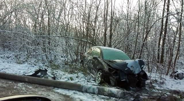 AUTOMOBIL SLETIO SA PUTA I UDARIO U BANDERU Udes u Suvom Polju, jedno povrijeđeno