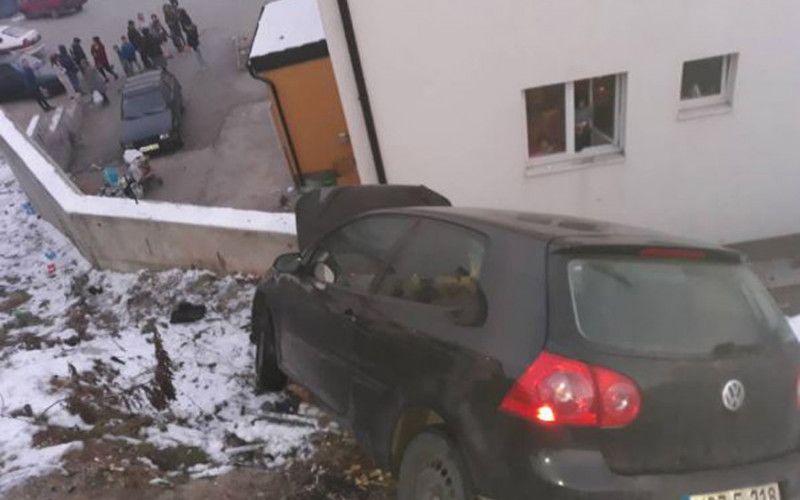 Bizarna nesreća u Kaknju: Automobil bez vozača survao se niz padinu i udario pješaka