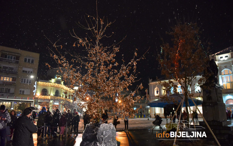 Tradicionalno paljenje badnjaka u Bijeljini