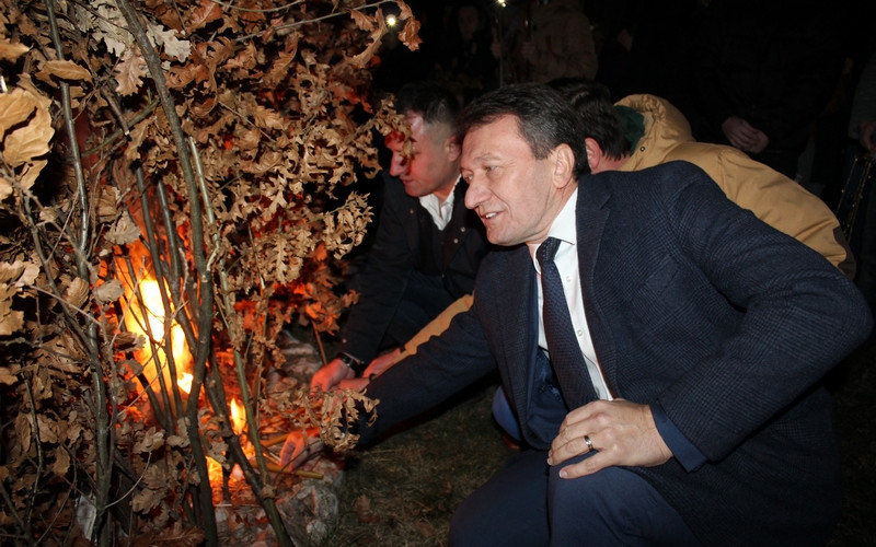 Tradicionalno naložen badnjak u Ugljeviku /FOTO/