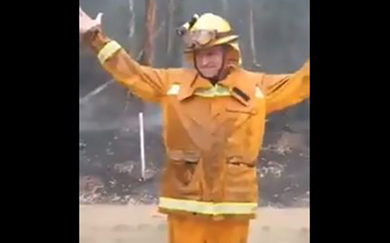 U Australiji nakon pet mjeseci pala kiša, vatrogasci od sreće zaplesali