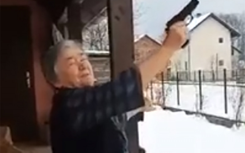 Super baka sa Romanije: Pucanjem iz pištolja čestitala Božić